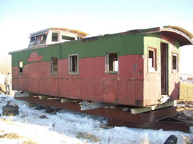 caboose lift on to frame 020.JPG
