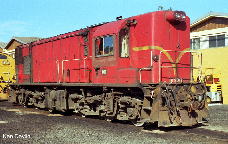 1820 red dn loco.JPG