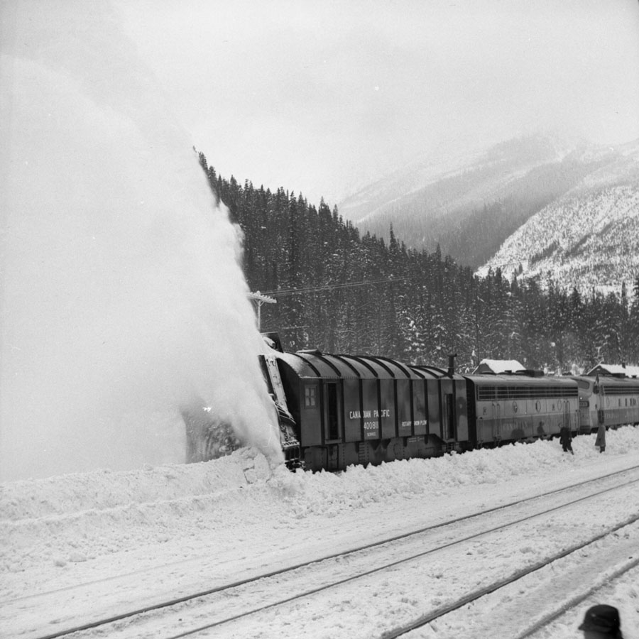CP 400811 DN-959+Rotary+Snow+Plow+at+Glacier,+1953.jpg