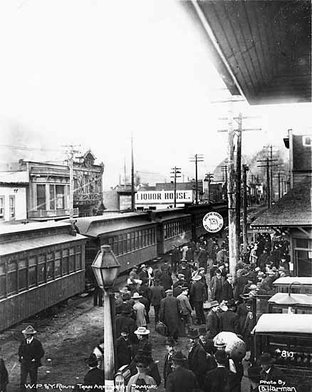 7. WP&amp;YR Catskill Cars at Skagway (unrebuilt, Miller platforms, 1899).jpg