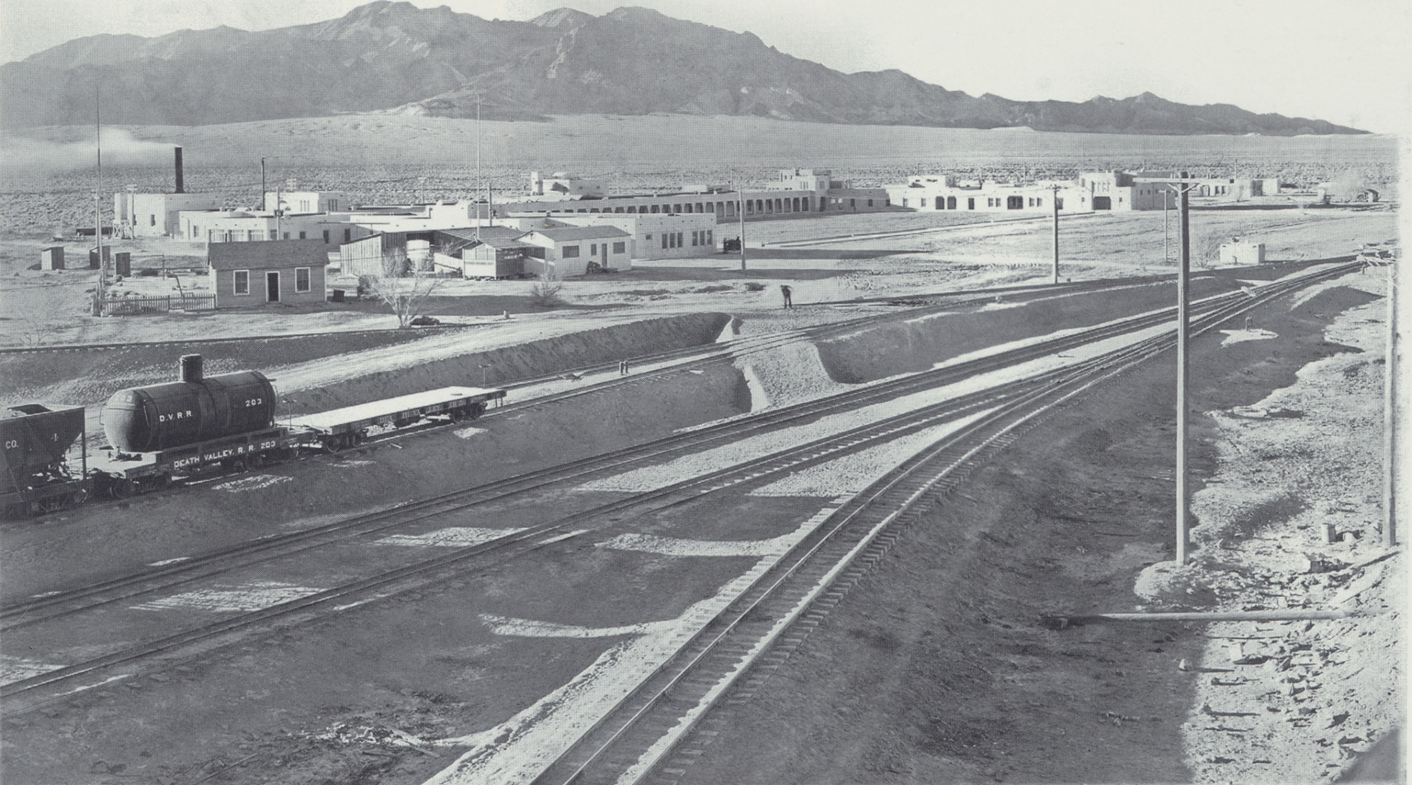 Death_Valley_Railroad_tracks.jpg