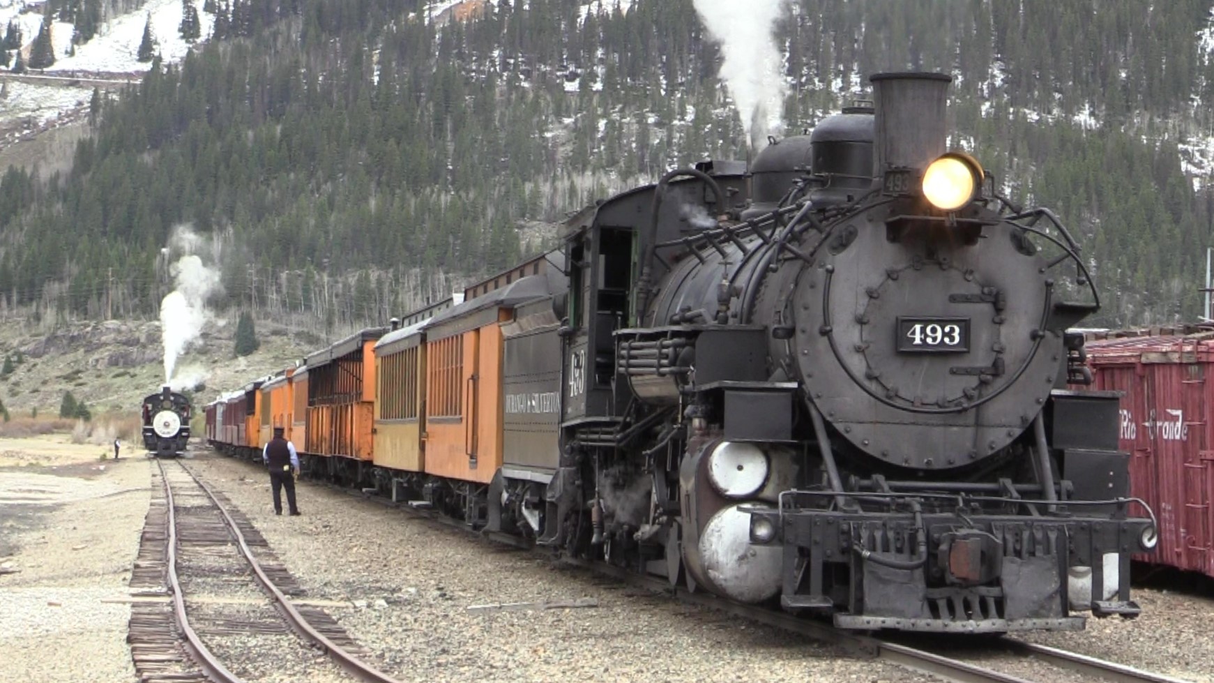 re-18-and-493-pulling-a-15-car-train-into-a-dark-silverton-today