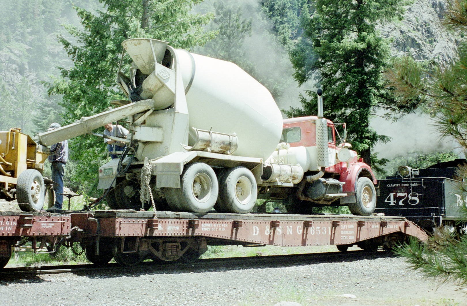 6531 with cement truck at Cascade Wye.jpg