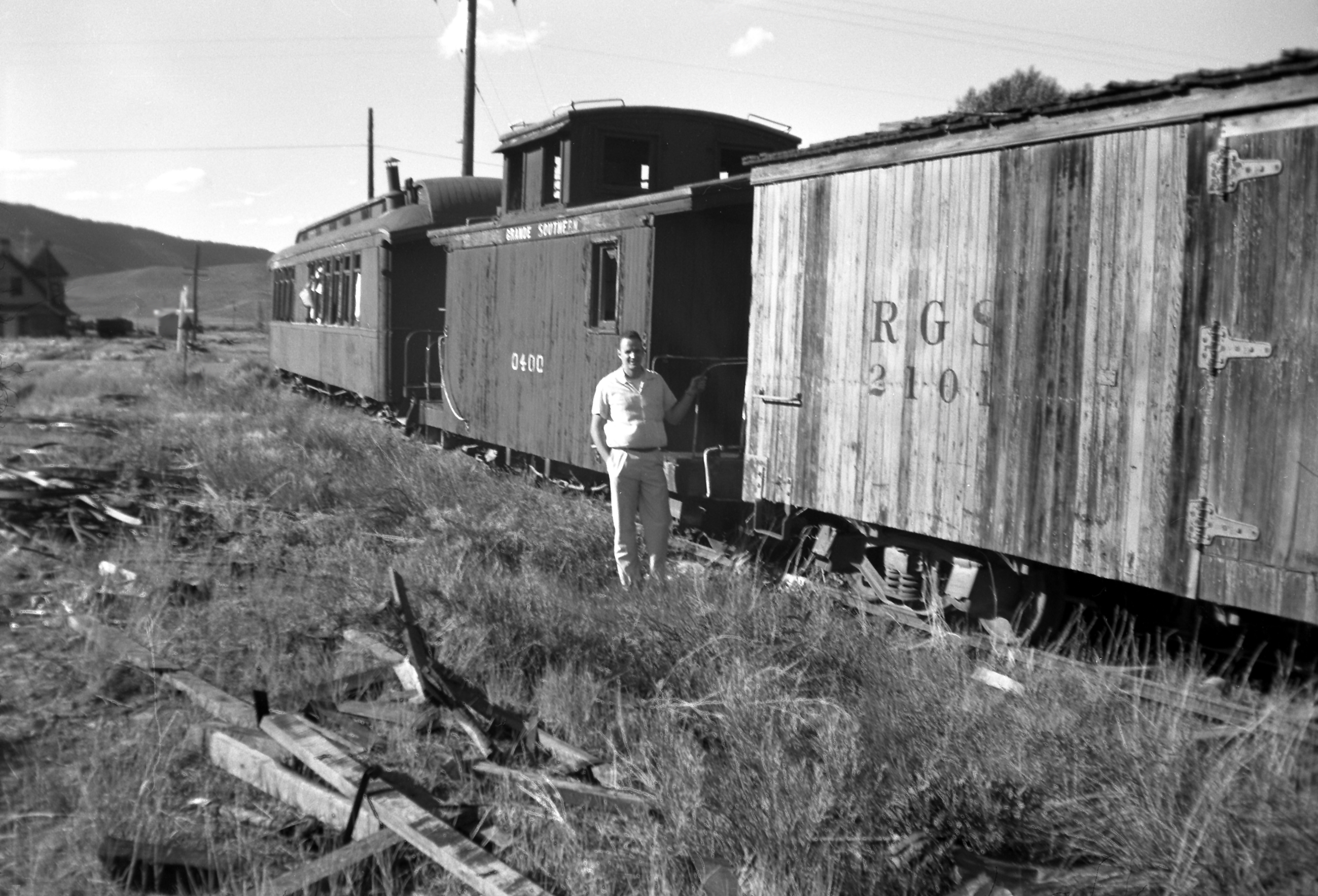 RGS #400 - wooden caboose @ Ridgeway, CO - Jun 1959 - JCH 120 neg - S2495.jpg